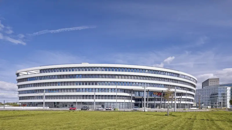 Frontansicht - grosses rundes Gebäude