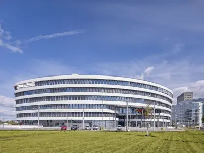 Frontansicht - grosses rundes Gebäude