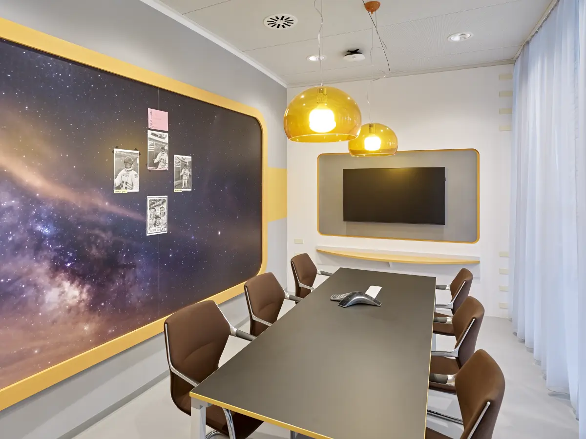 Besprechungsraum mit Präsentationsbildschirm und großer Tafel