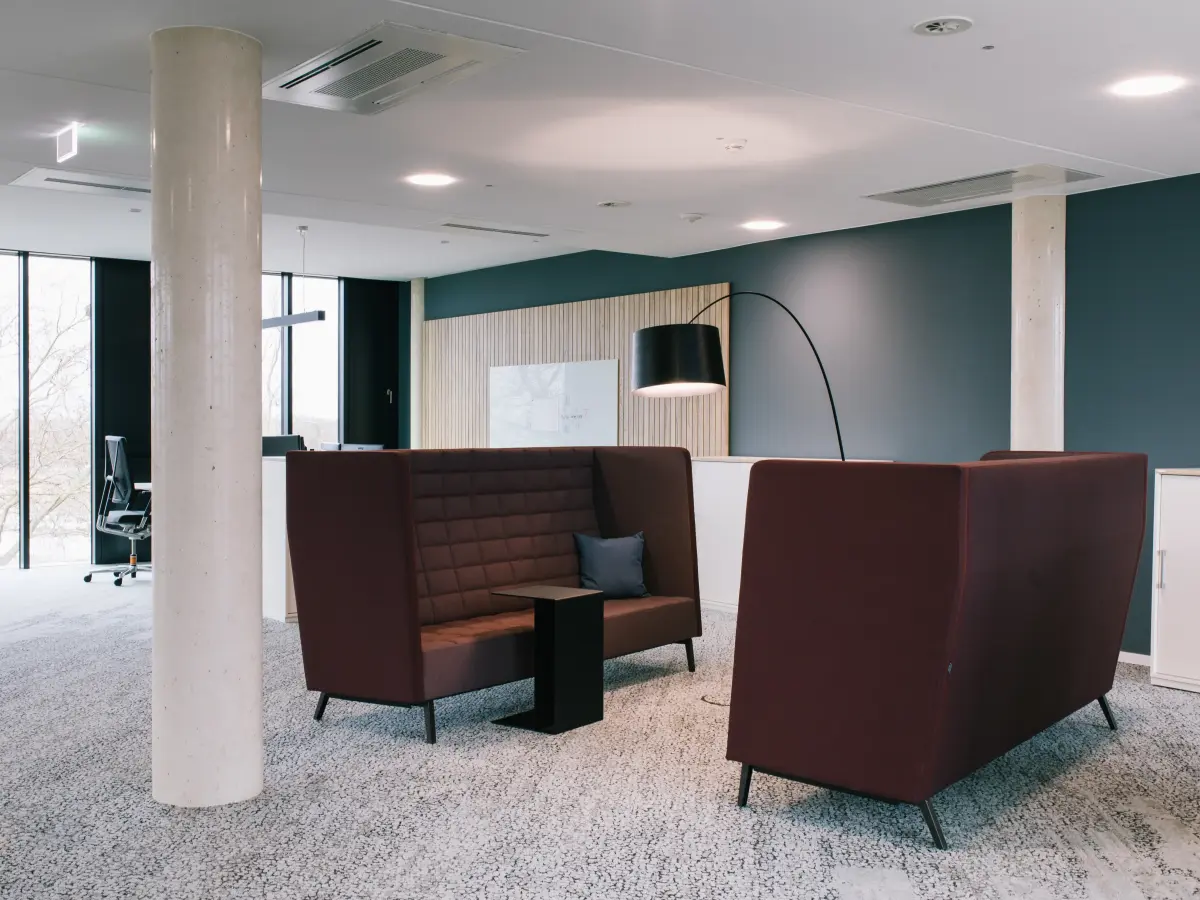 Open-Space-Sitzflächen mit im großen Raum