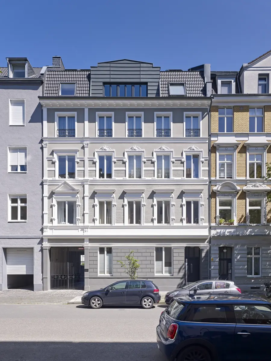 Blick von der gegenüberliegenden Straßenseite auf die Stilfassade