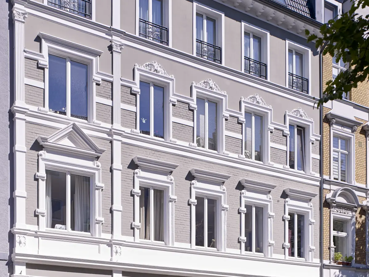 Nahaufnahme von den Verzierungen an der Fassade und Fenstern 