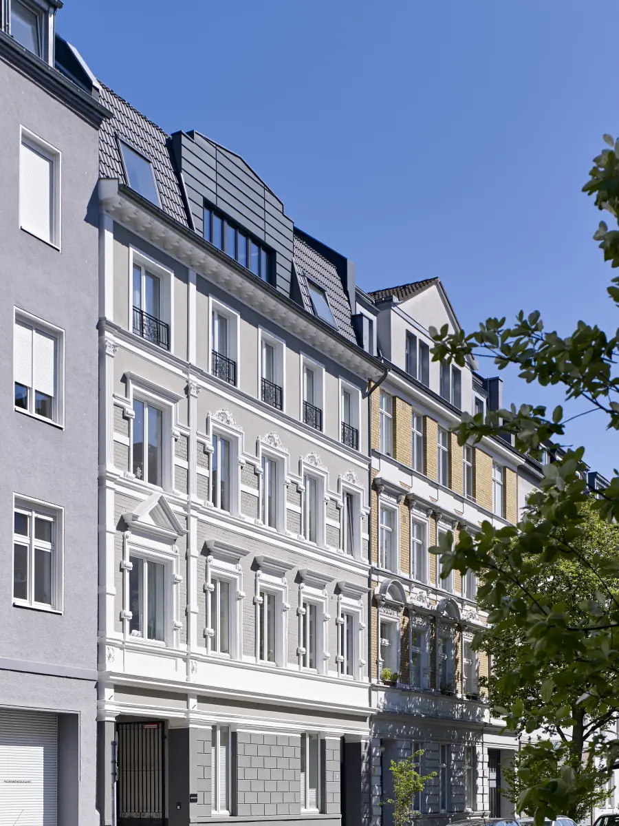 schöne Stilfassade in Grau-Weißtönen