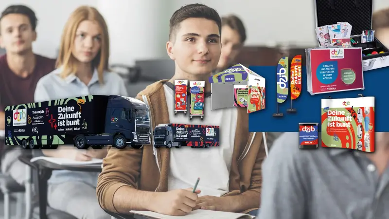 Mehrere junge Personen sitzen in einem Raum, darübergelegt sind verschiedene Werbemittel