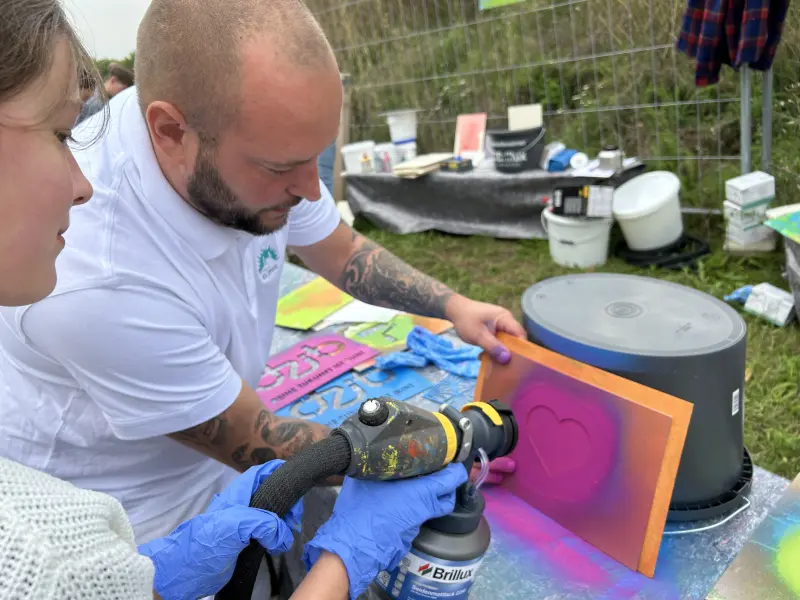 Zwei junge Maler arbeiten 