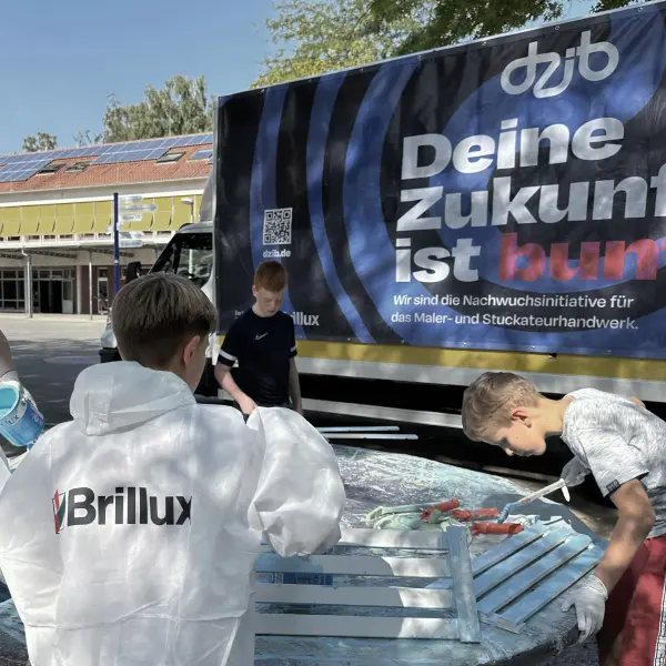Kinder vor einem Plakat für Die Zukunft ist bunt