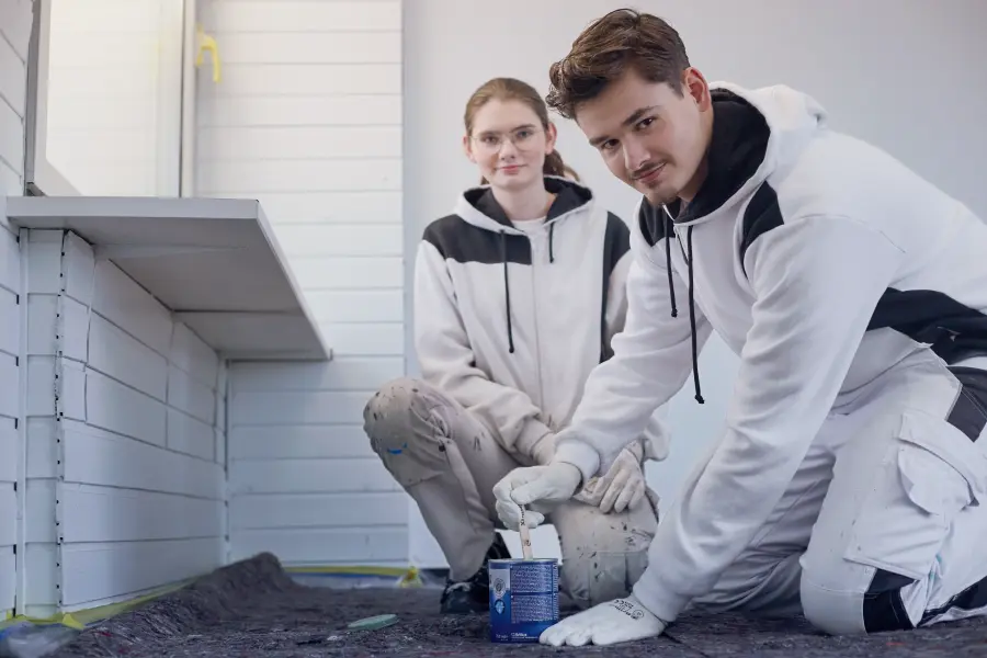Zwei Maler bei der Arbeit