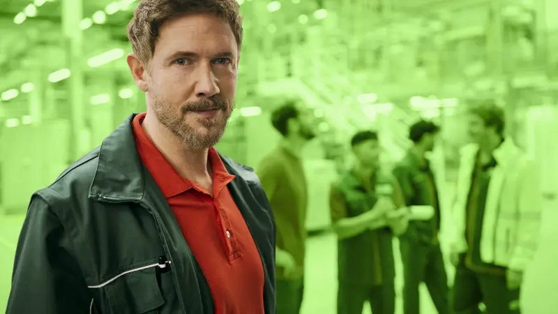 Eine Frau schaut in die Kamera