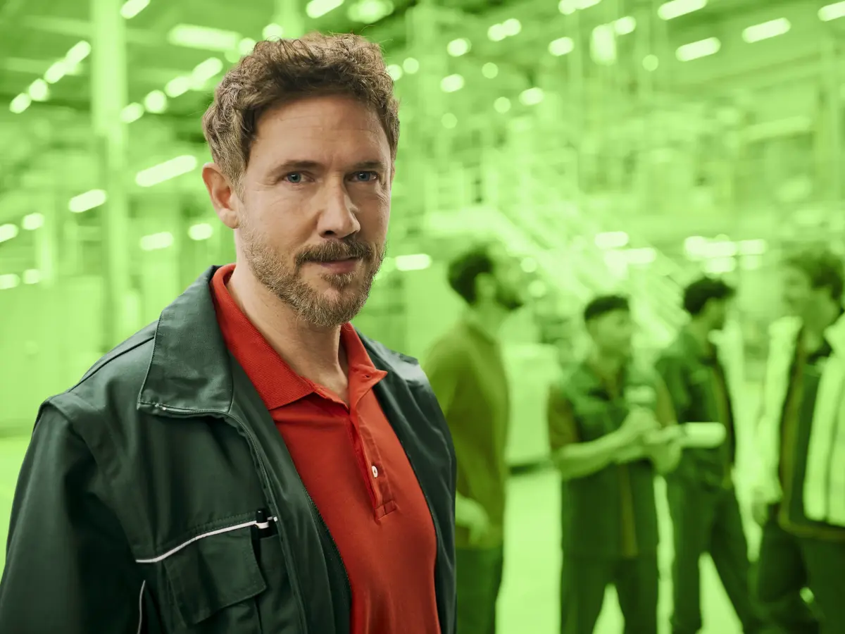 Bild mit einem Mitarbeiter in der Produktion