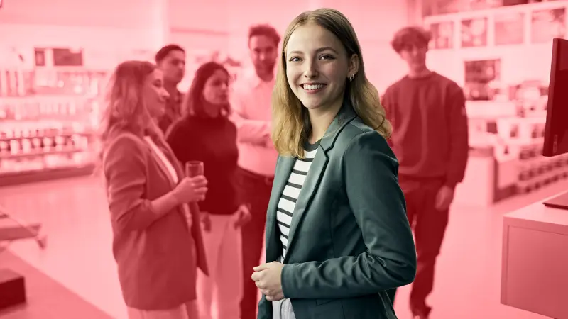 Eine junge Frau vor rotem Hintergrund