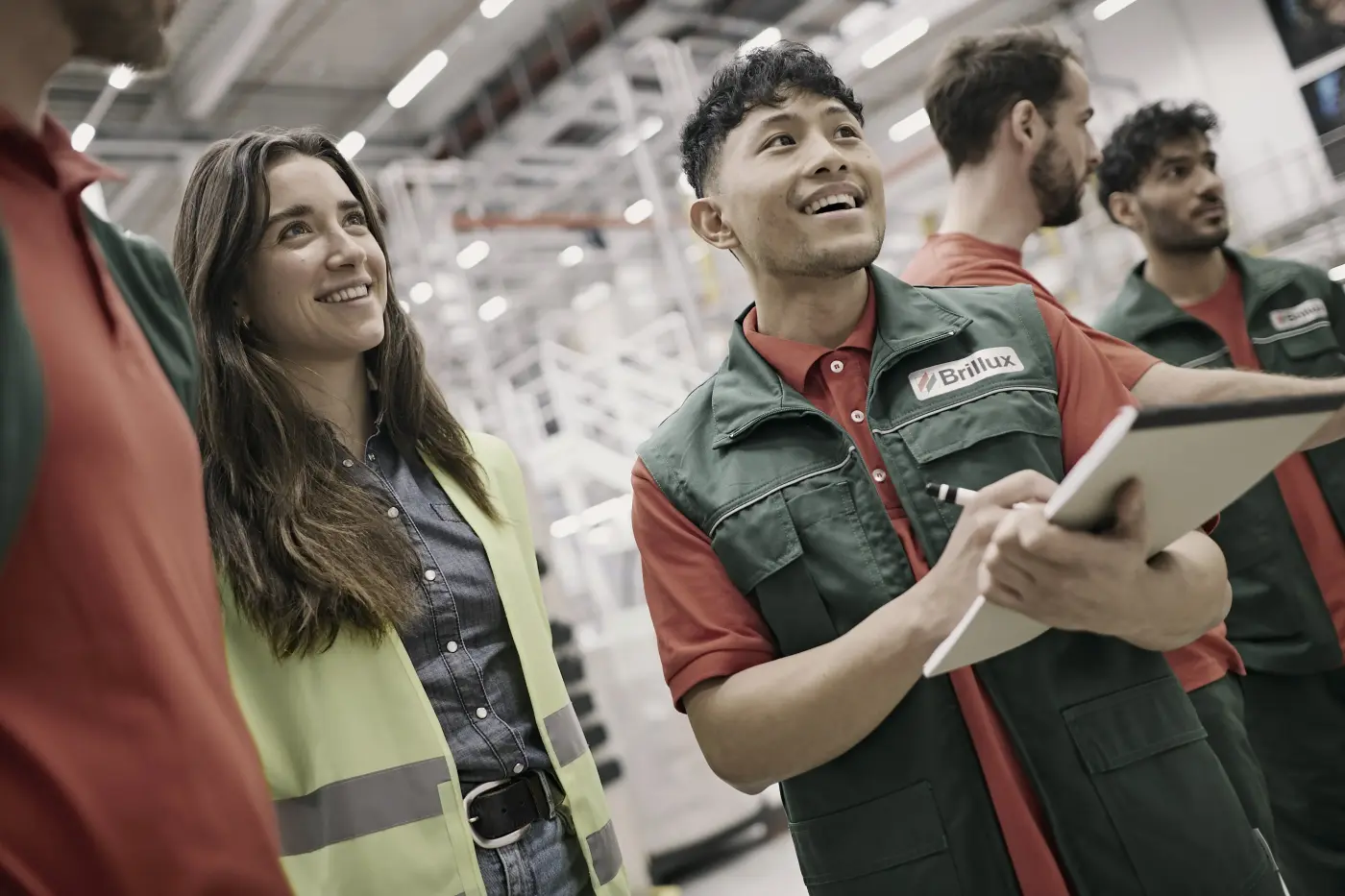 Mehrere Brillux Produktionsmitarbeiter stehen im Kreis für eine Besprechung