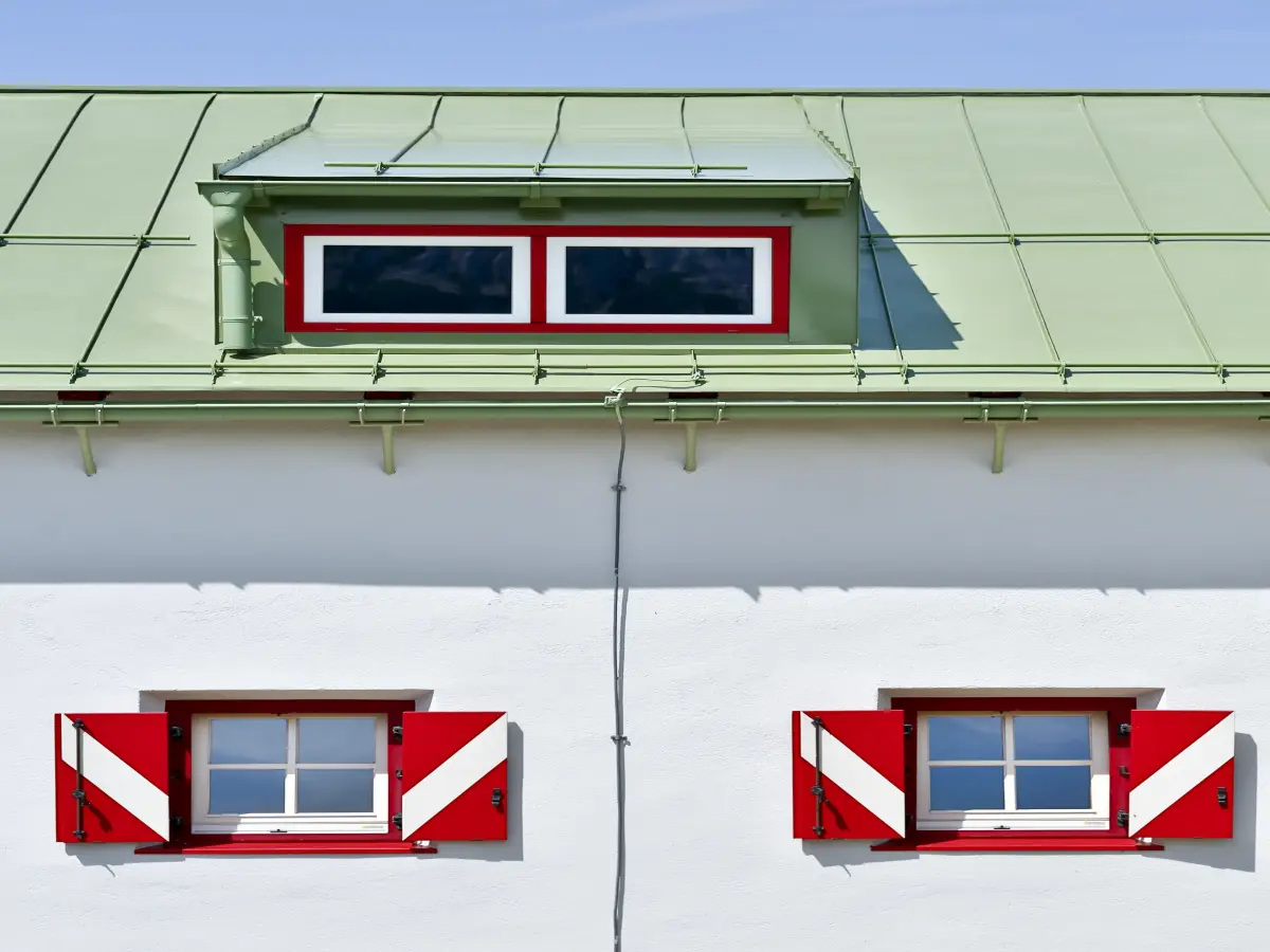 Fassade und Fenster des Stripsenjochhaus in Ebbs. 