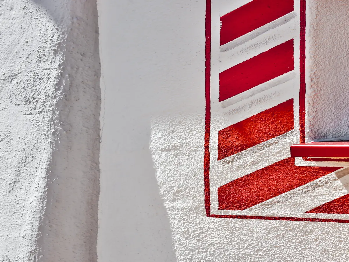 Nahaufnahme der Fensterumrahmung. 