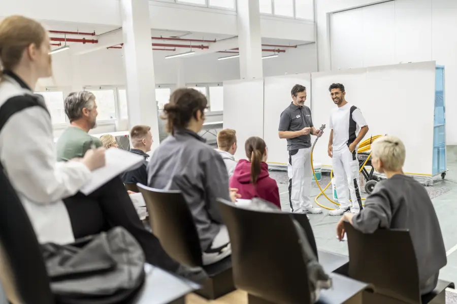 Blick ins Seminar: Zwei Maler demonstrieren, während das Publikum aufmerksam zuschaut