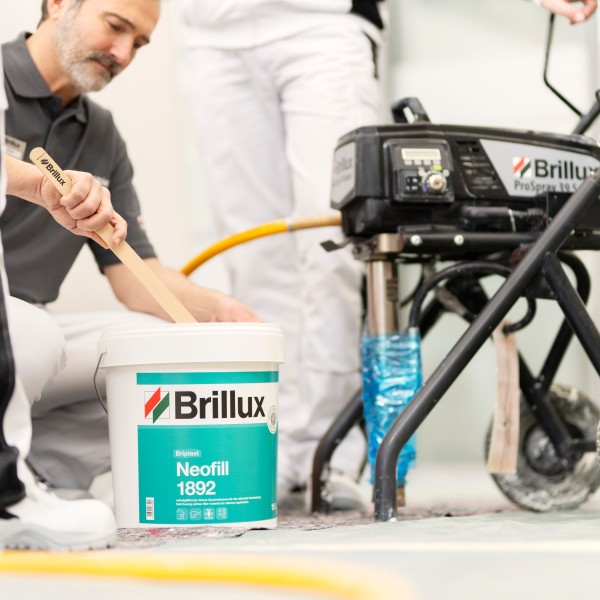 ein Mann auf einer Baustelle