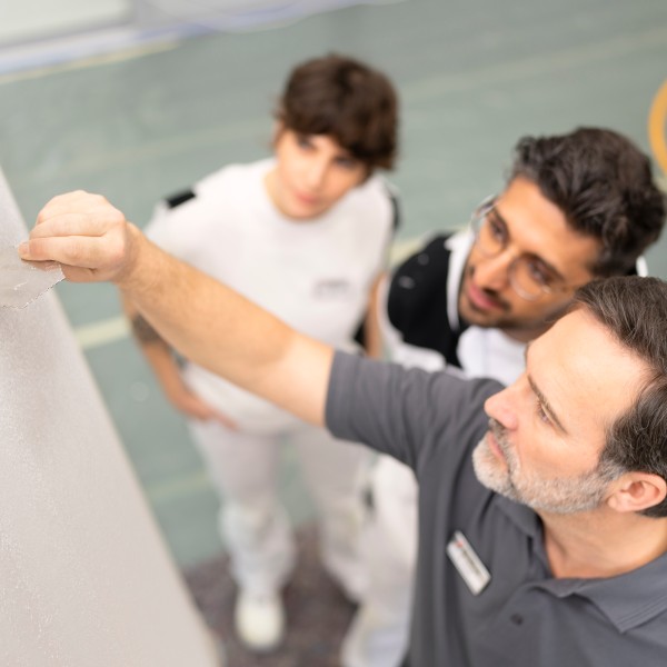 Drei Personen beraten sich