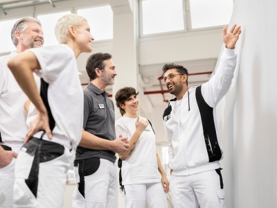 Maler präsentiert die Wand einer Gruppe