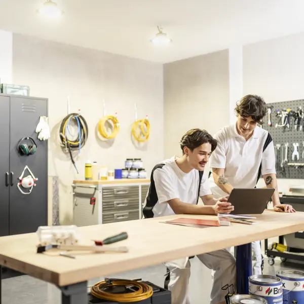 Zwei Personen in einer Werkstatt