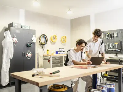 zwei Personen in einer Werkstatt