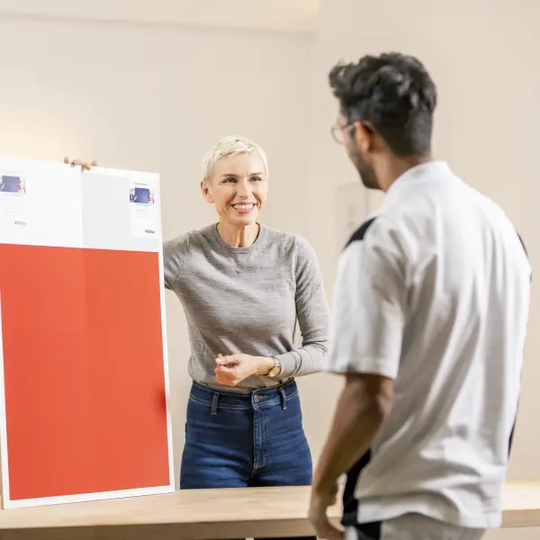 Eine Frau präsentiert eine strukturierte Wand