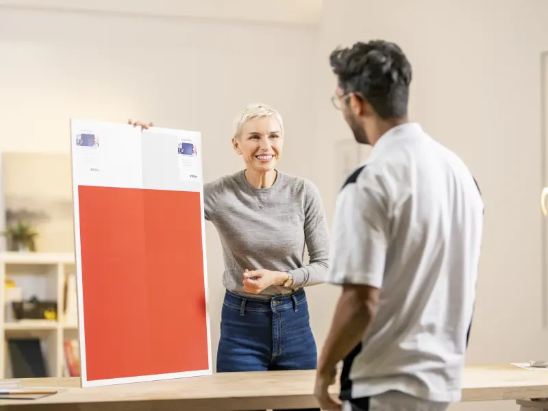 Eine Frau präsentiert eine strukturierte Wand