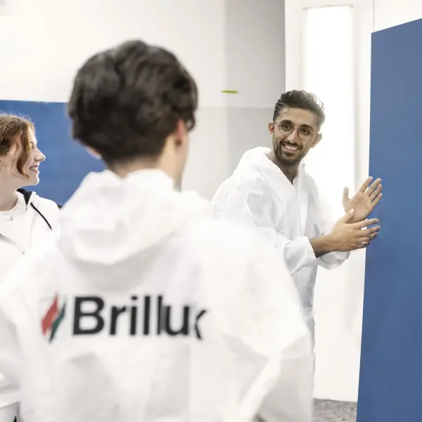 Eine Gruppe von Maler bespricht eine erstellte Wandtechnik 