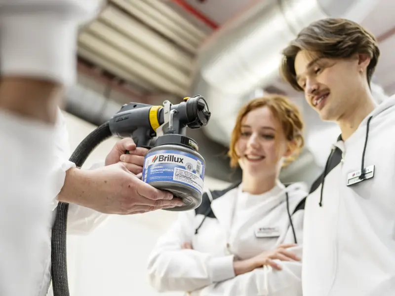 Brillux Produkt steht im Mittelpunkt und wird von einer Person gehalten
