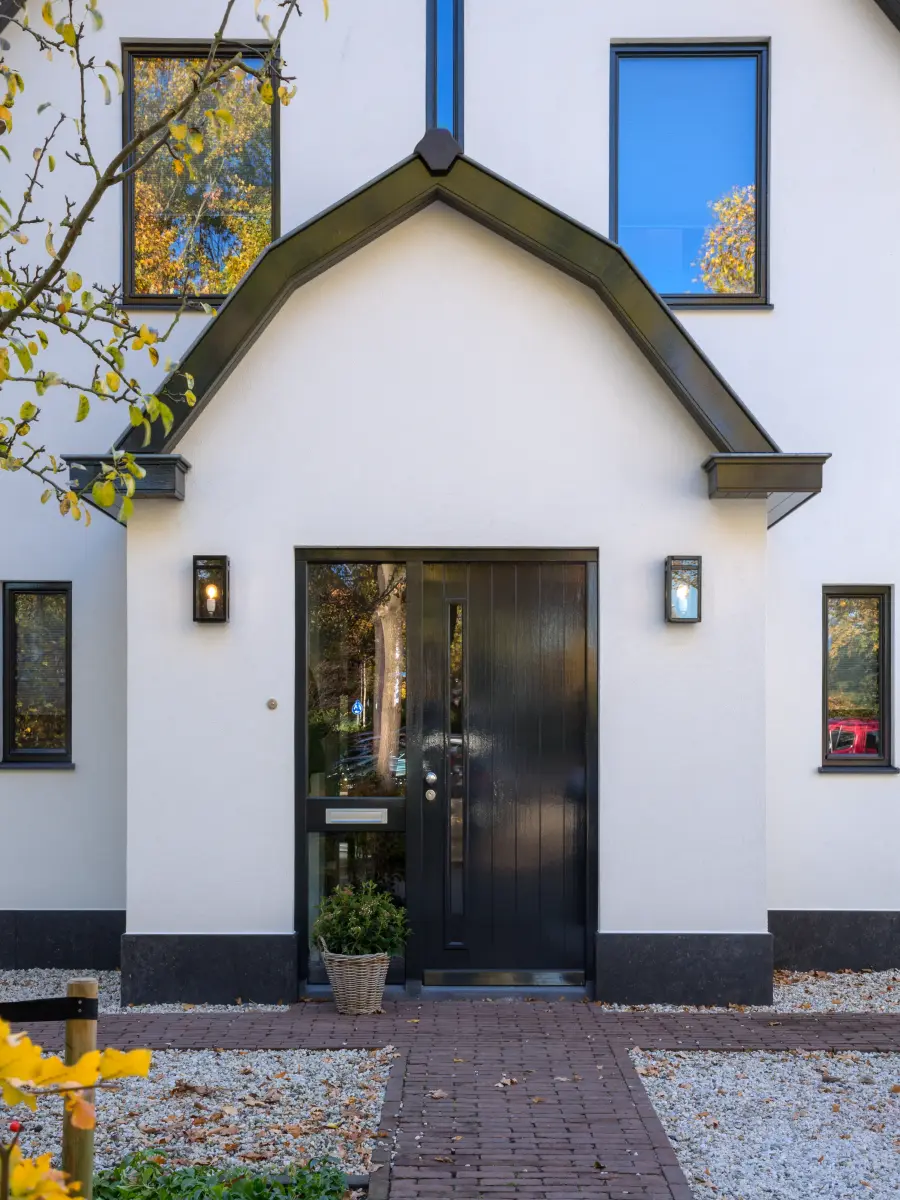 Eingangsbereich einer alten Kirche mit Tür