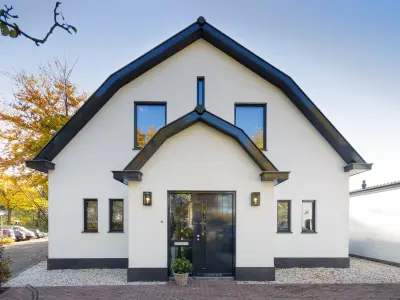 Alte Kirchenfassade mit neuen Fenstern und Türen