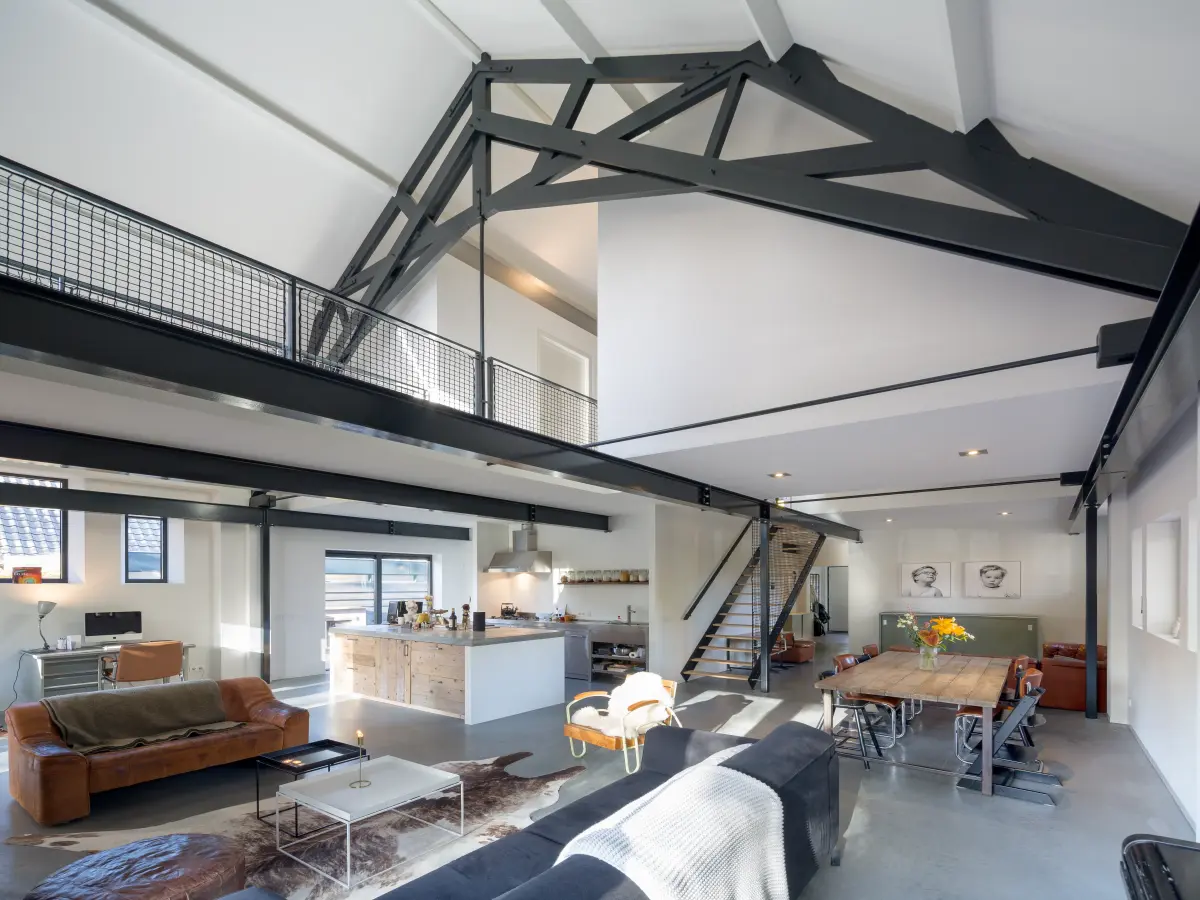 Wohnbereich mit hoher Decke und weißen Wänden