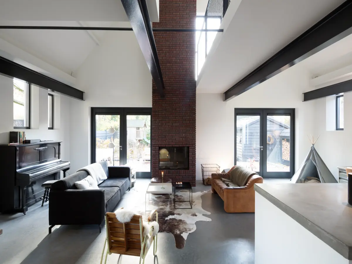 Lichtdurchflutetes Wohnzimmer mit Kamin