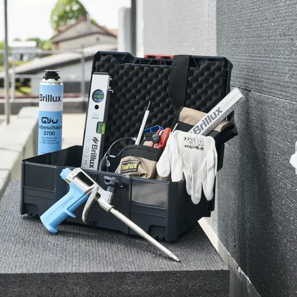 Geöffneter Handwerkerkoffer mit Produkten und Handschuhen