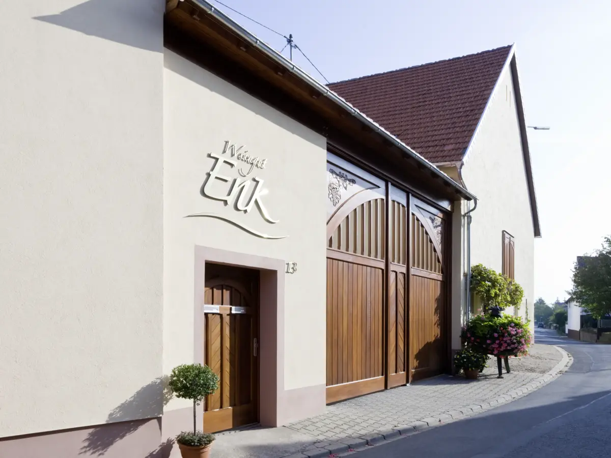 Helles Bauernhaus mit großem Eingangstor aus Holz