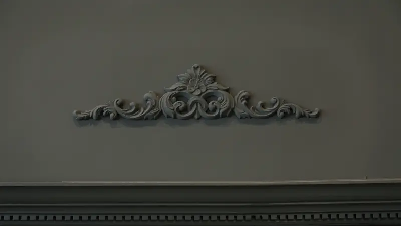 ein Ornament an einer Wand