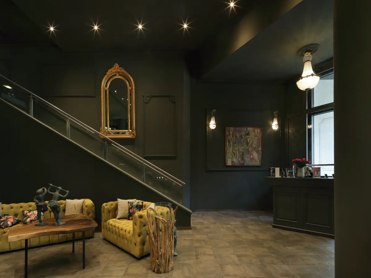 dunkles Interieur einer Bar mit Holzboden und grünen Sitzen