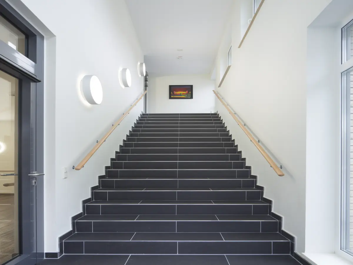 eine helle Treppe