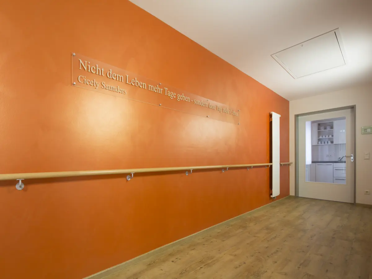 eine orangefarbene Wand