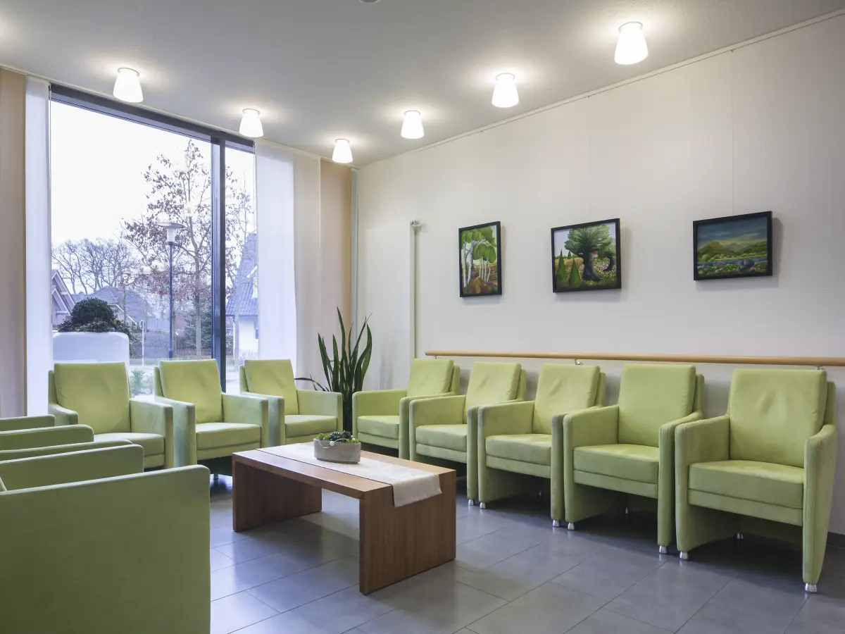 ein Interieur mit weißen Wänden und grünen Sofas