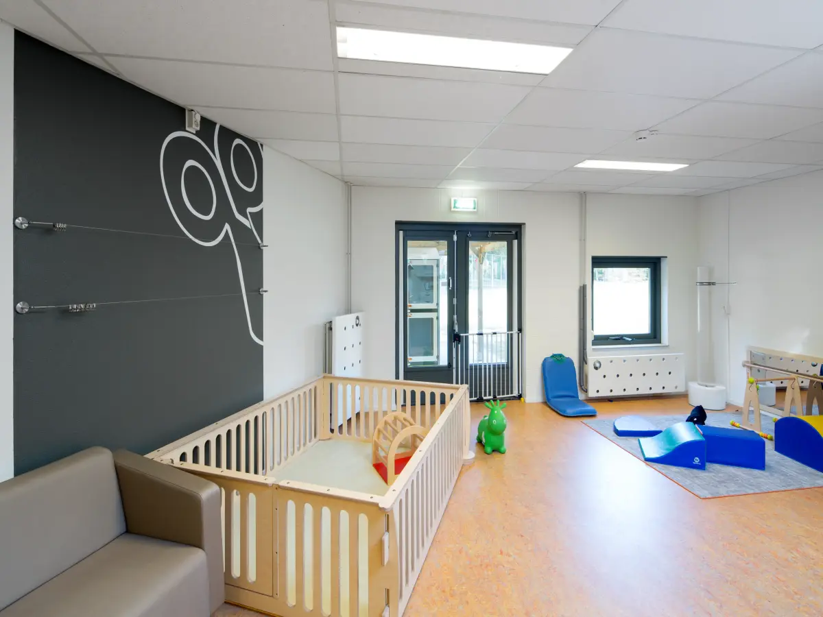 Zimmer mit Krabbelkäfig und Spielzeug