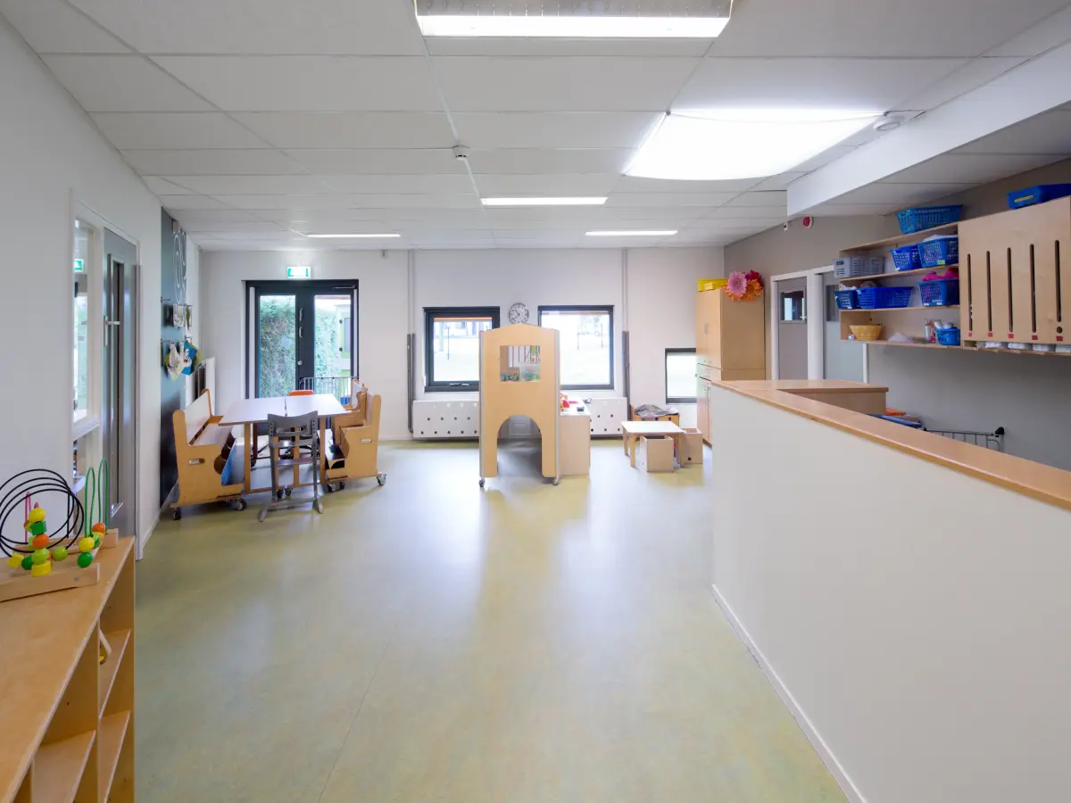 Zimmer mit Theke und Spielecke