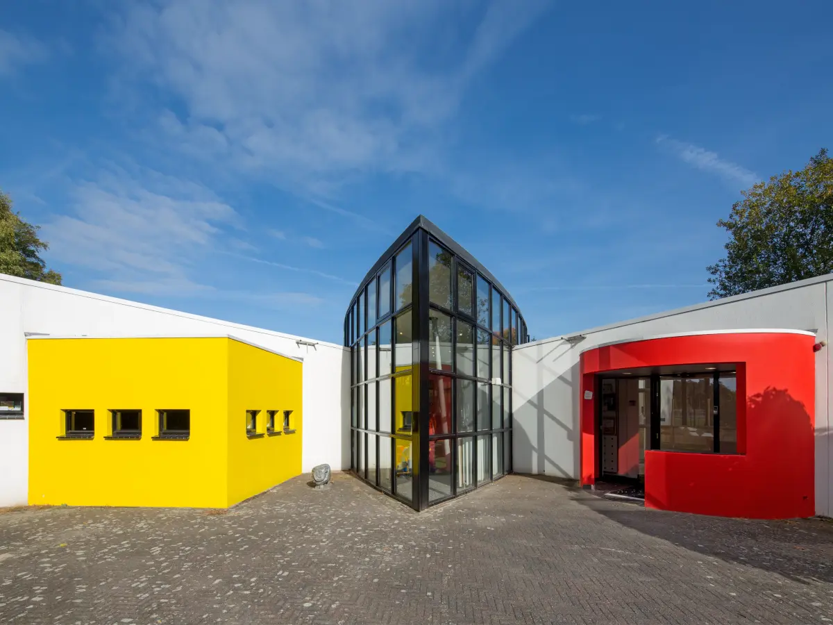 Fassade mit gelben und roten Flächen