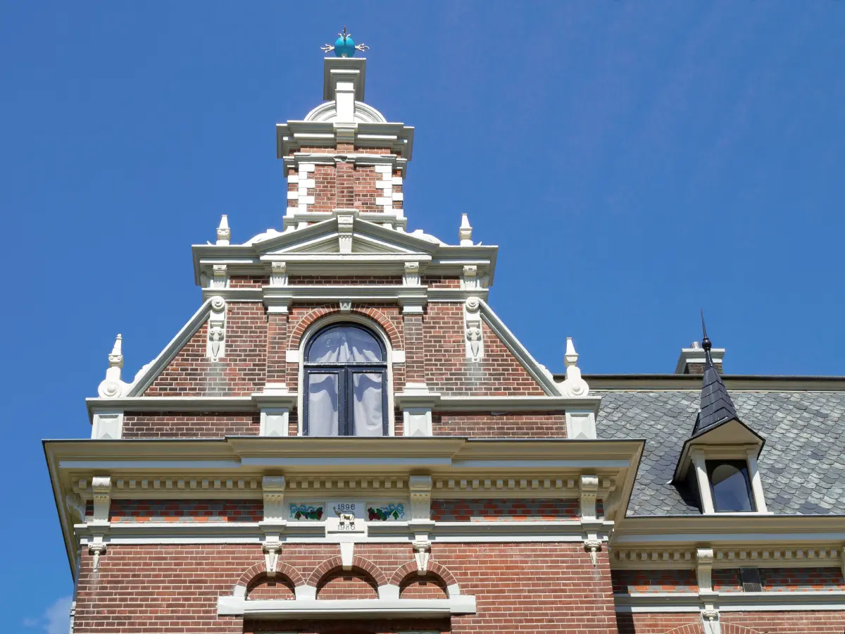 Rundes Fenster in der Turmspitze einer Stadtvilla