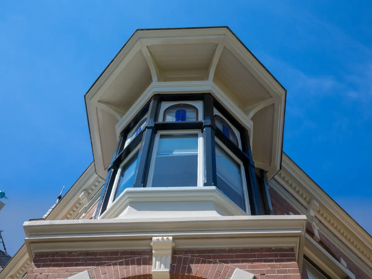 Nahaufnahme eines Eckfenster