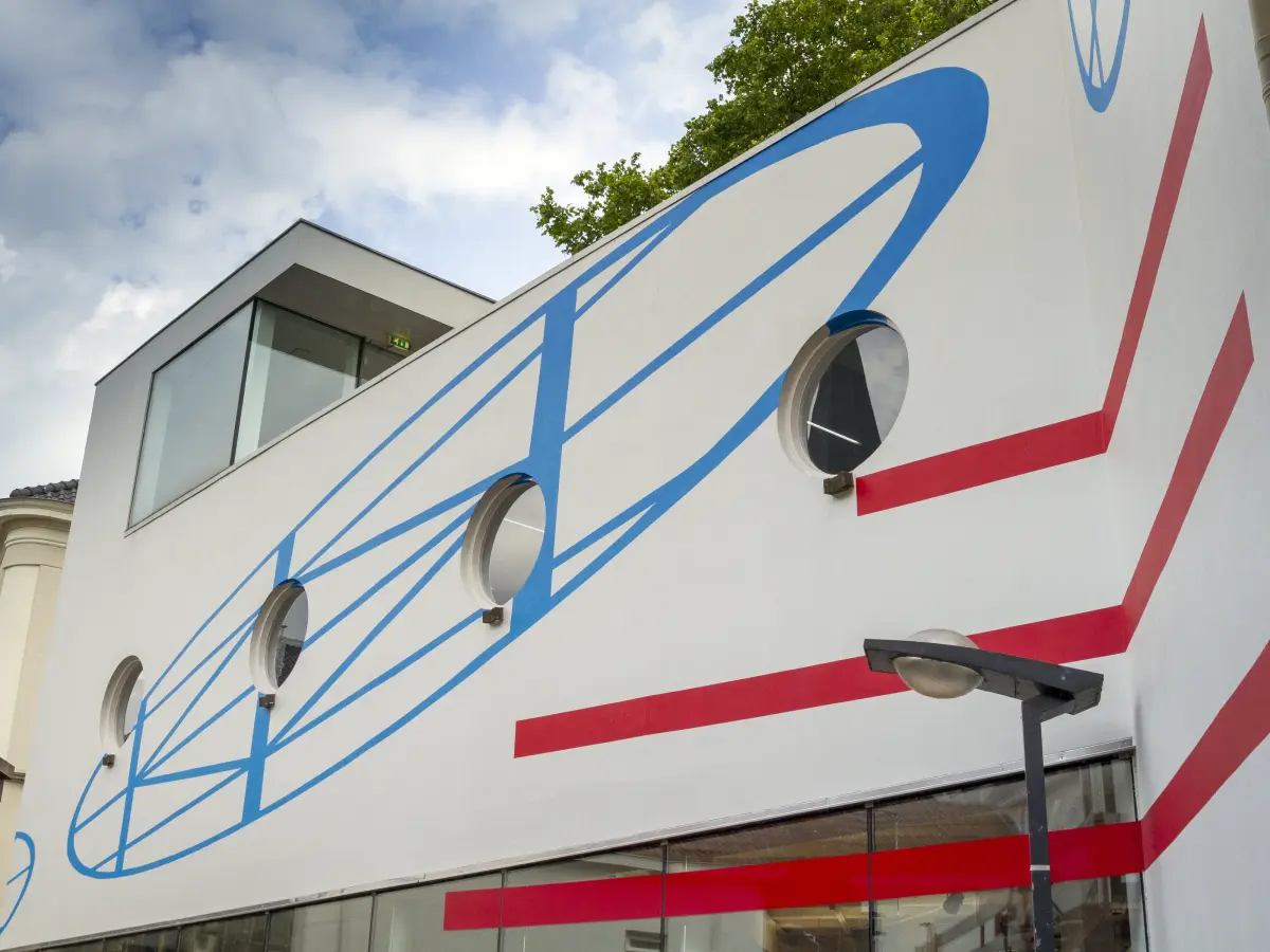 Seitenansicht des Gebäudes mit gemalten Linien