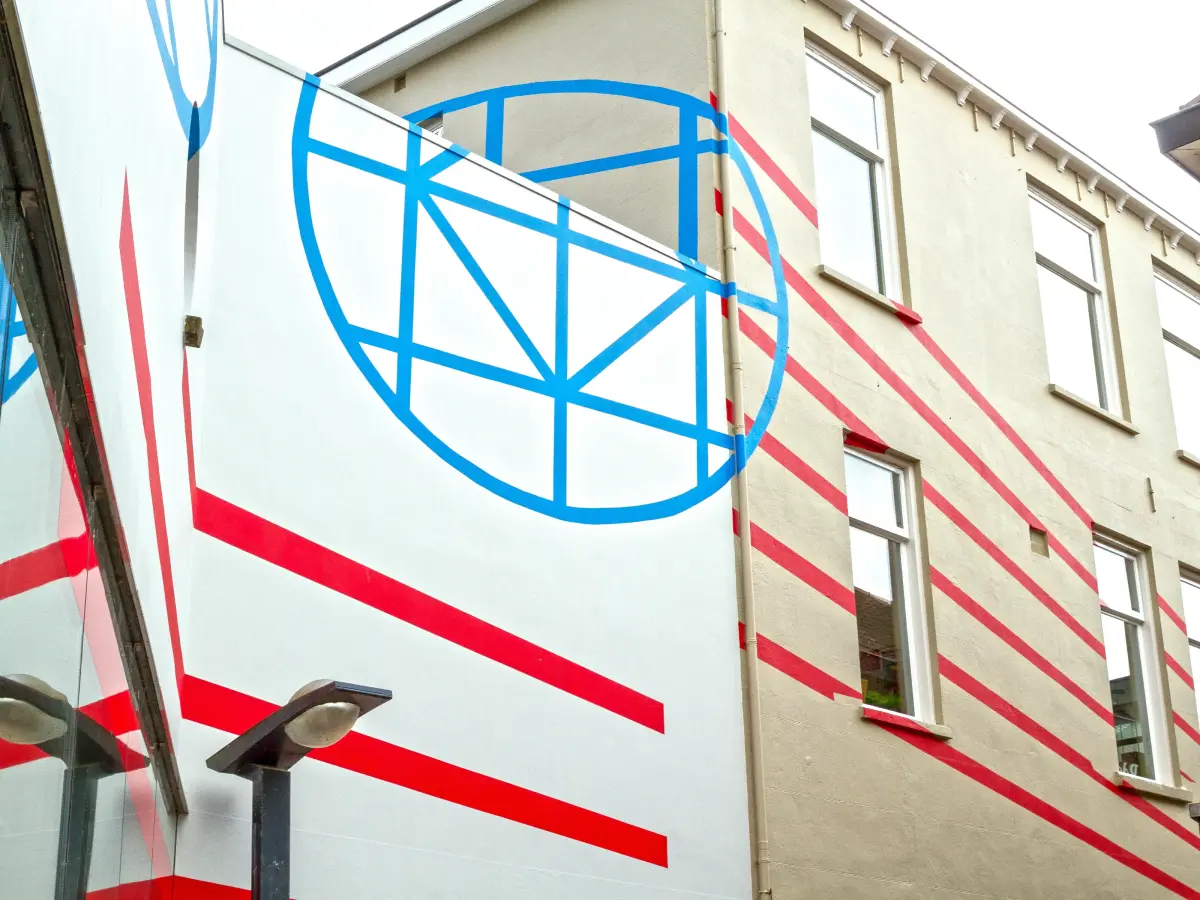 Hauswand mit den grafischen Linien aus einer anderen Perspektive
