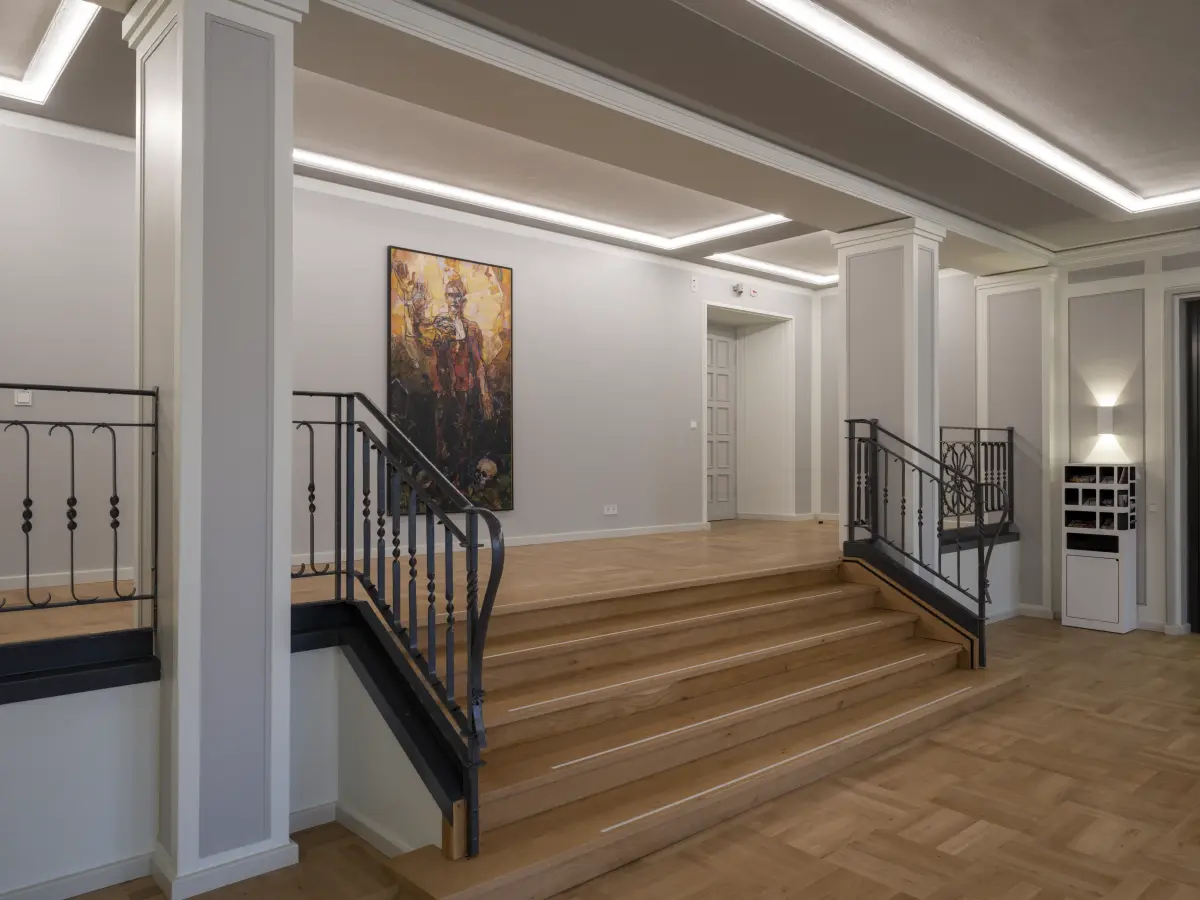 Foyers mit Treppen und Geländer