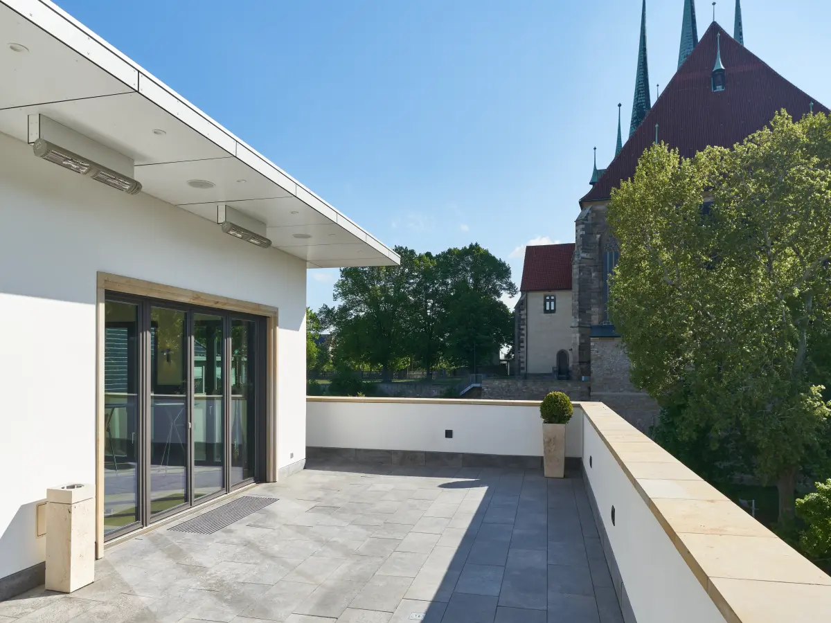 ein Gebäude mit weißen Wänden und gelben Fensterrahmen