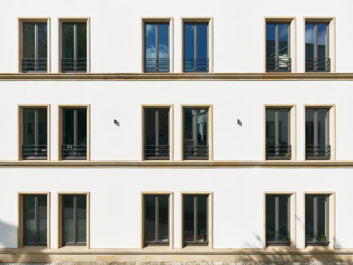 ein Gebäude mit weißen Wänden und gelben Fensterrahmen
