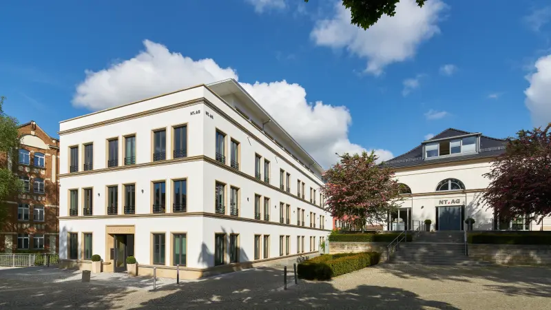 ein Gebäude mit weißen Wänden und gelben Fensterrahmen