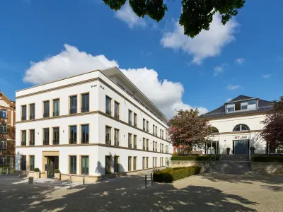ein Gebäude mit weißen Wänden und gelben Fensterrahmen